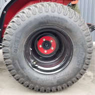 Диски колес черного цвета с вставками в цвет трактора.