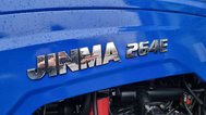 Надпись "JINMA 264E" на капоте трактора.