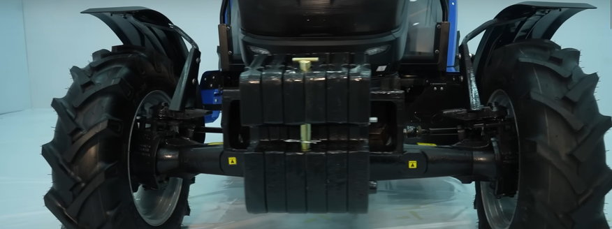 Передние противовесы общим весом 180 кг. - расширяют выбор навесного оборудования, которое может агрегатироваться вместе с трактором.